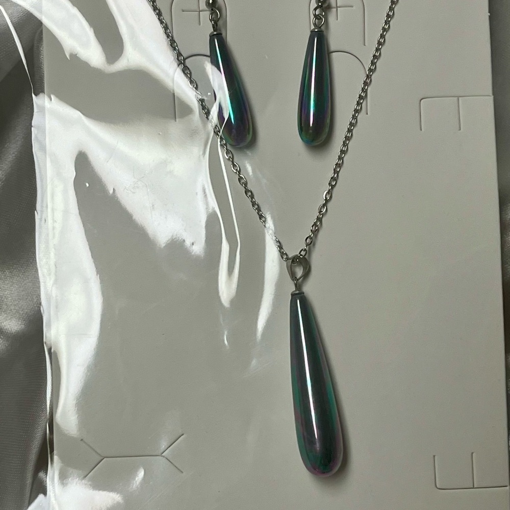 Elegant Silver Teardrop Necklace And Earring Set 12$